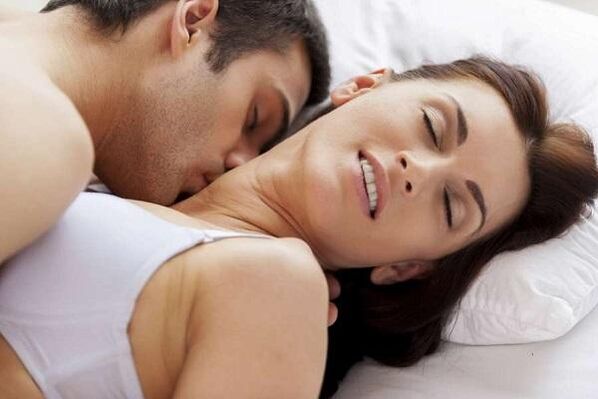 intimidad y alta de un miembro de un hombre con emoción sexual