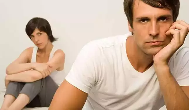 El hombre se enfrenta a una potencia deficiente y no es capaz de tener intimidad.