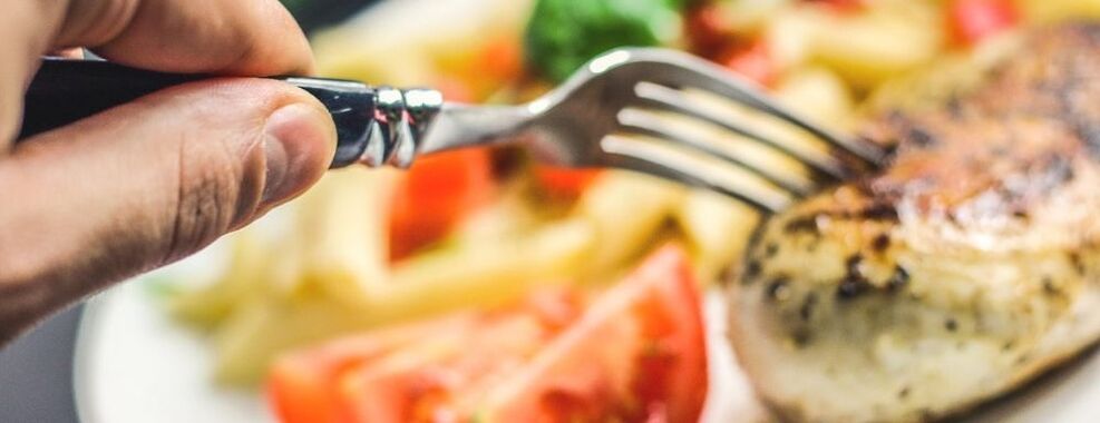 Carne de almuerzo en el menú masculino para potenciar